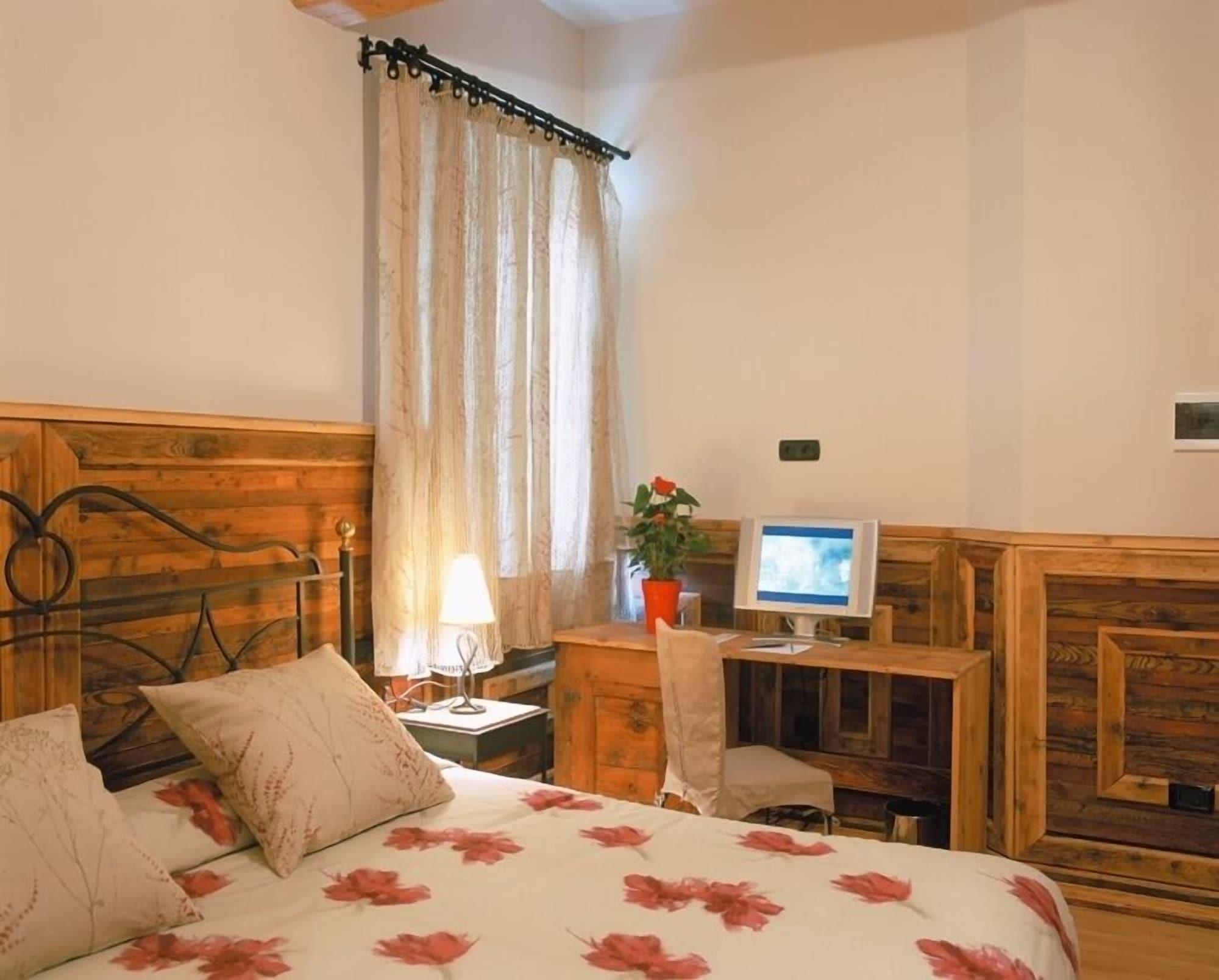 Hotel Sant Roc Solsona Bagian luar foto